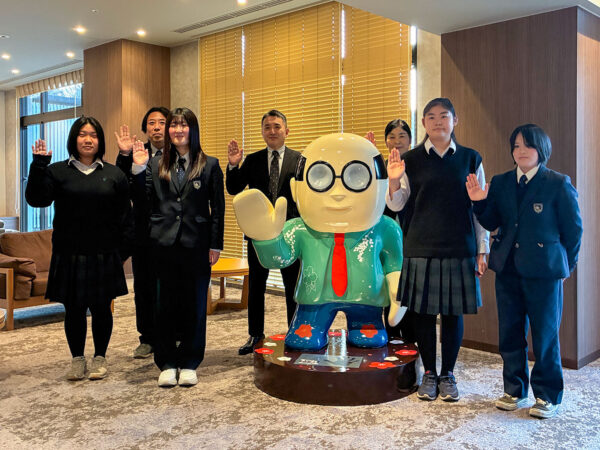 地元高校生がペイントした「ご当地熊八像」が登場！