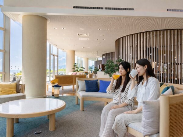 【無料ドリンクサービス】絶景を眺め、ひと息。ロビーで過ごす時間