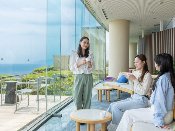 【無料ドリンクサービス】絶景を眺め、ひと息。ロビーで過ごす時間