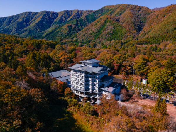 龟之井酒店日光湯西川被秋叶环绕的群山环绕