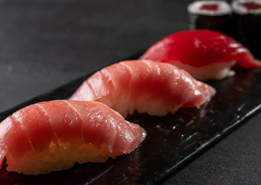 焼津ミナミマグロにぎり寿司(中トロ2貫、赤身1貫、鉄火巻1/2本)