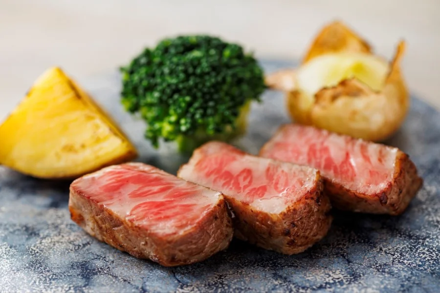 【プレミアム】金目鯛土鍋ご飯が付いた焼津ミナミマグロと特選和牛の極み会席