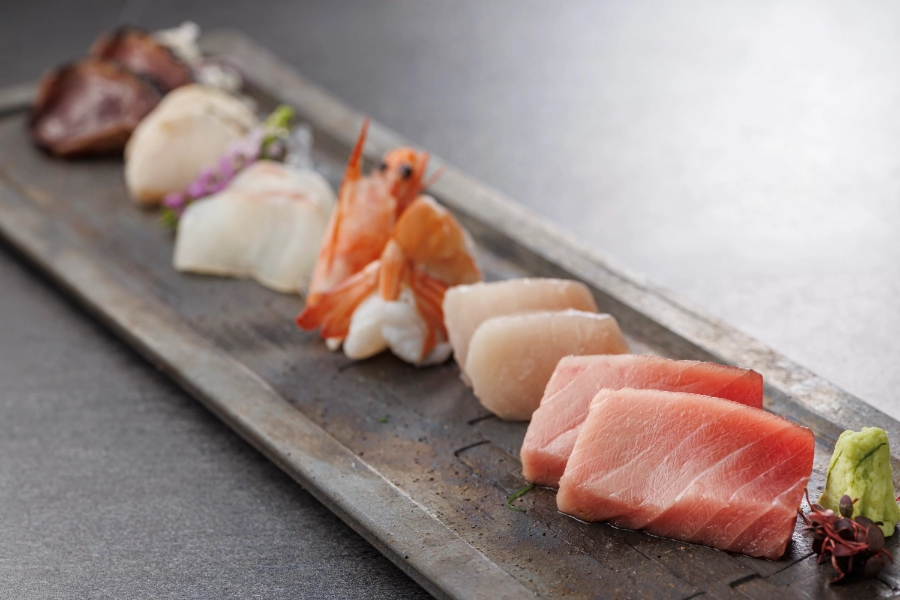 焼津ミナミマグロ豪華七種盛と特選和牛の料理長おすすめ特別会席【2025年12月～2月】