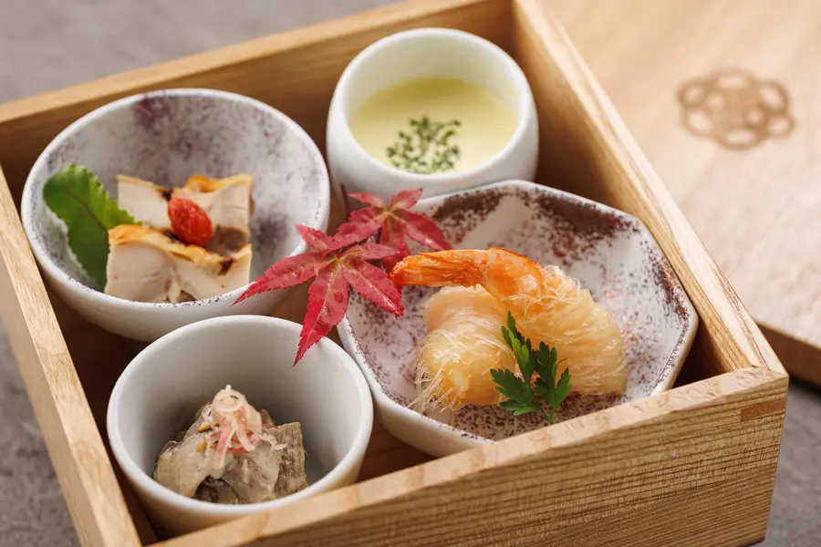 焼津ミナミマグロ豪華七種盛と国産牛の料理長おすすめ特別会席【2026年9月~11月】