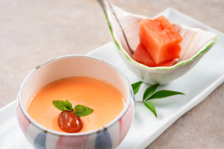 【土地の恵み会席】桜風味のプリン、季節の果物